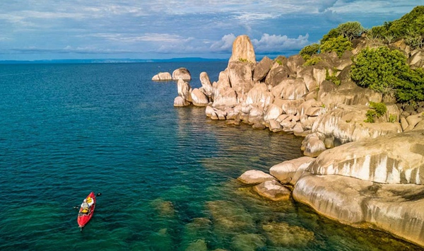 Bordered by Egypt, Sudan, Ethiopia, and Uganda, which massive lake in East Africa is the world's longest freshwater lake and the second-deepest?