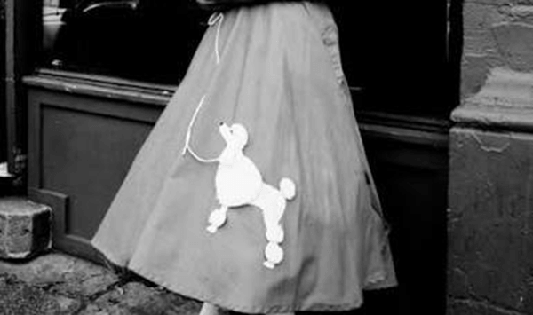 What iconic felt skirt featured a stitched dog design and was all the rage at 1950s school dances?