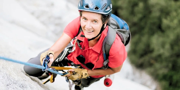 跟著Alex Honnold攀登101的腳步！70歲攀岩破世界紀錄！她靠「這句話」讓身體逆齡，你也能做到