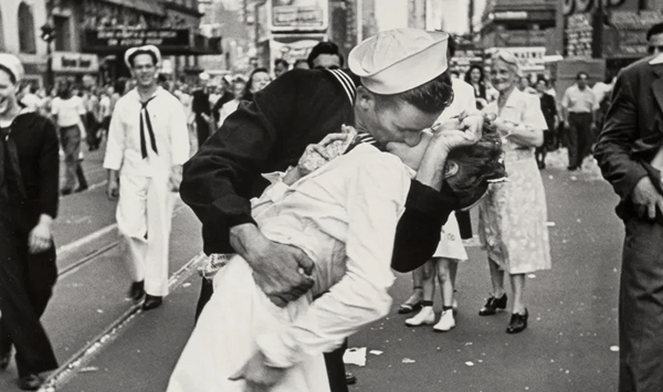 Which historic photograph captures a U.S. Navy sailor kissing a nurse in New York City at the conclusion of World War II?