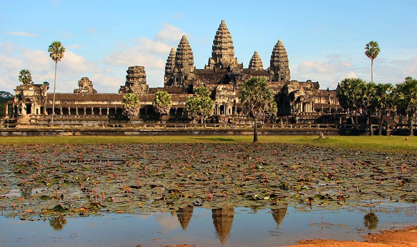 Originally built as a Hindu temple in the 12th century before gradually transforming into a Buddhist site, what is the largest religious monument in the world by land area?