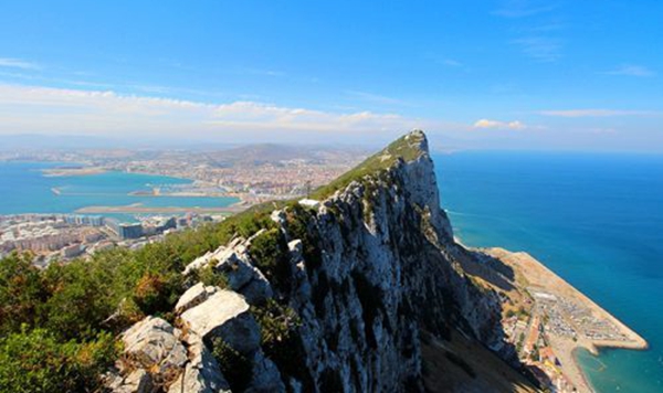 Which narrow waterway connects the Atlantic Ocean to the Mediterranean Sea, separating southern Spain from northern Morocco?