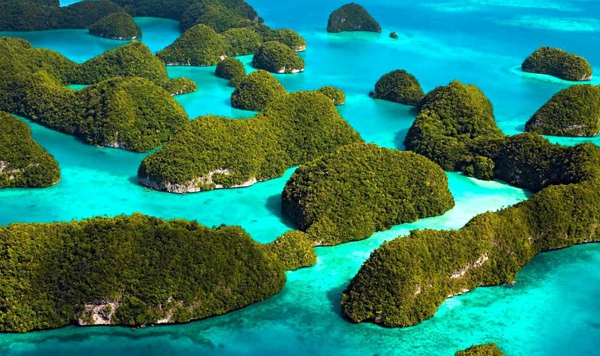 Which Southeast Asian country is made up of over 17,000 individual islands, making it the world's largest island state?