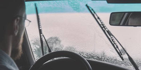 【2026年版】雨の日の運転、どう備える？シニアドライバーのための完全ガイド – 出発前の点検から緊急対処まで