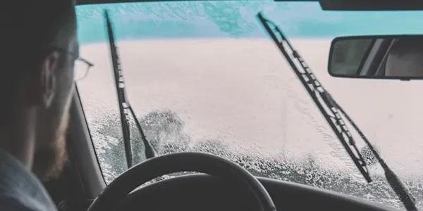【2026年版】雨の日の運転、どう備える?シニアドライバーのための完全ガイド – 出発前の点検から緊急対処まで