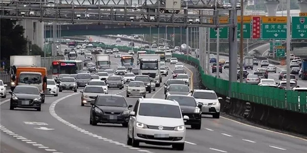 國道行車安全完全指南——熟齡駕駛必讀的保命守則