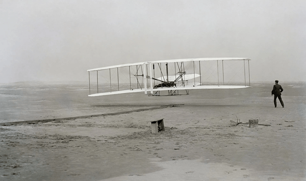 Which historic event in aviation history occurred at Kitty Hawk, North Carolina, in December 1903?