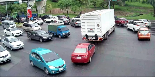 別讓路口變「停車場」！2026 路口淨空新制上路，熟齡駕駛必讀的荷包保衛戰