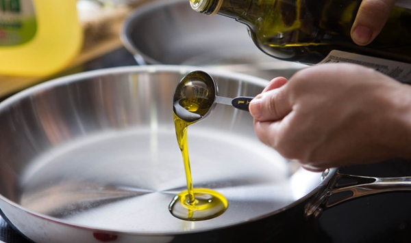 Does high-quality extra virgin olive oil stay stable when used for light sautéing on the stove?