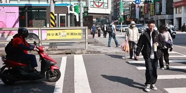 高齡駕駛「用路禮儀與法規」大考驗｜20題測出你的「馬路好公民」指數！