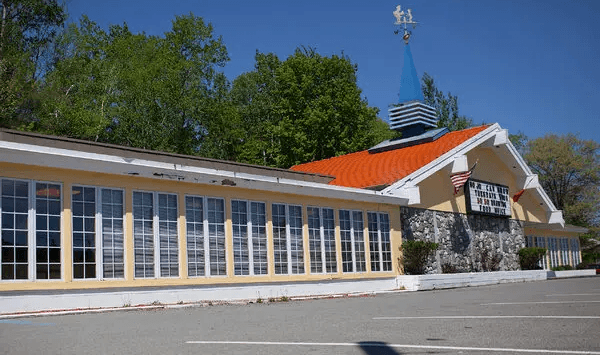 Which classic motel chain was famous for its orange roofs?