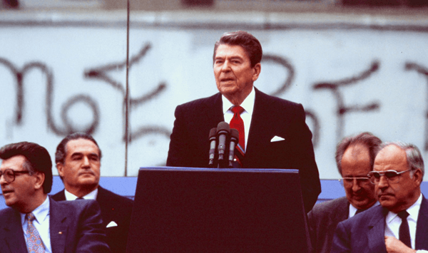 Which U.S. President stood near the Brandenburg Gate in 1987 and uttered the historic words, 'Mr. Gorbachev, tear down this wall!'?