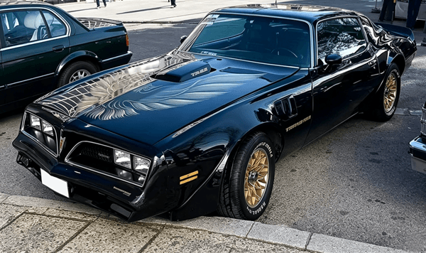 Which American muscle car features a bird-inspired name and emblem?