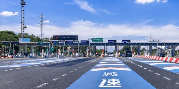【2026年最新版】高速道路安全運転完全ガイド——シニアドライバーが知っておくべきルールと危険回避術