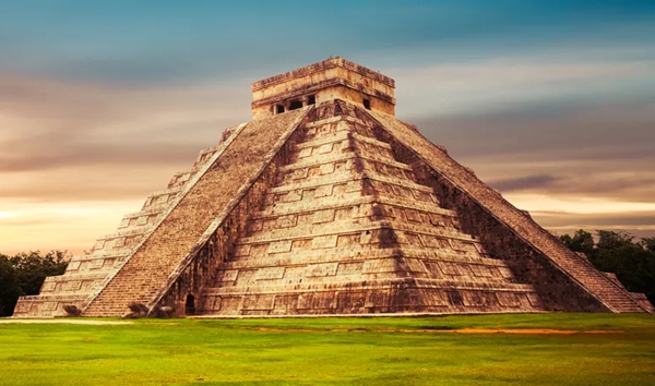 Built by the Maya civilization, which ancient archaeological city in Mexico's Yucatán Peninsula features the towering stepped pyramid known as El Castillo?