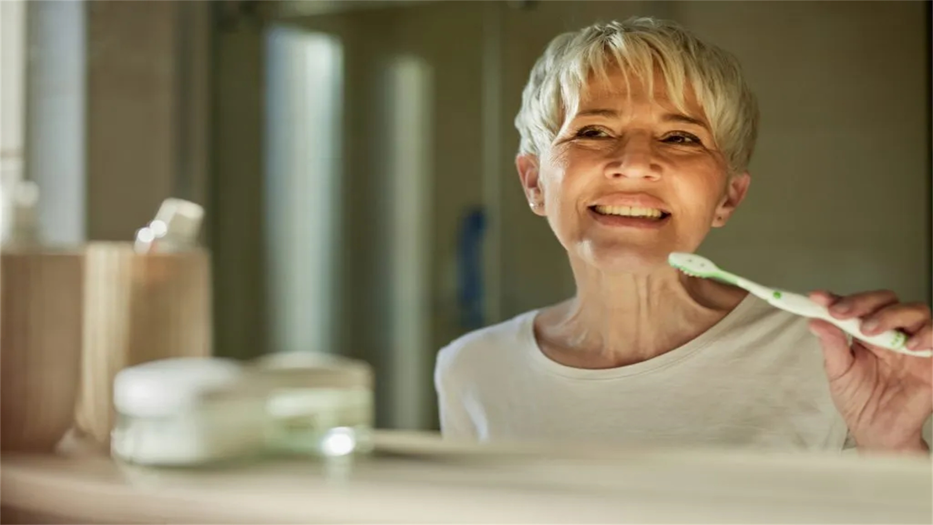 Dentist Demonstrates the Bass Brushing Technique and 6 Essential Cleaning Tools