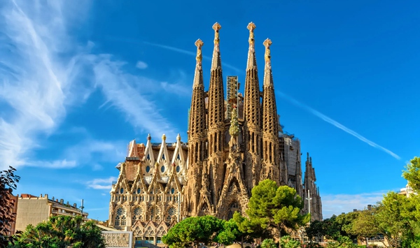 Designed by architect Antoni Gaudí, which famous basilica in Barcelona has been under construction since 1882. When completed, it will finally surpass the 144-year construction record.